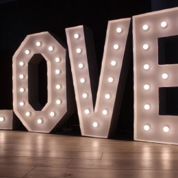 Wynajem napisu LOVE Tomson - Dekoracje świetlne