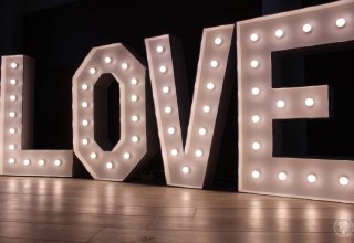 Wynajem napisu LOVE Tomson