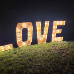 Marta Malik Napis LOVE - Dekoracje świetlne