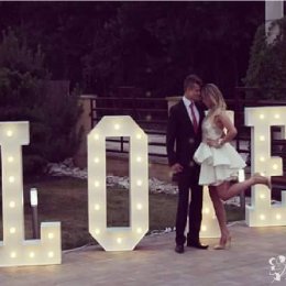 Napis LOVE Evelove agencja ślubna - Dekoracje świetlne