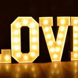 Paweł Kotygin Napis LOVE - Dekoracje świetlne