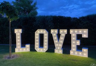 Impreza plenerowa napis love