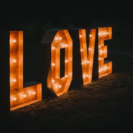Napis LOVE - Michał Żmojda - Dekoracje świetlne