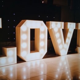 Napis LOVE - ciepła barwa światła - Dekoracje świetlne