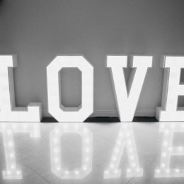 Podświetlany napis LOVE wynajem - Dekoracje świetlne