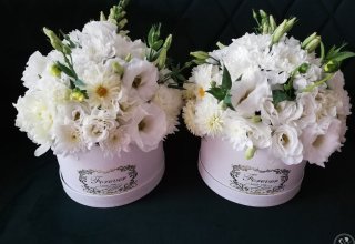 Dekoracje ślubne ścianki kwiatowe stoły słodkie candy bary