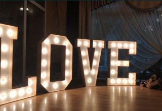 Napis LOVE wynajem na WESELE