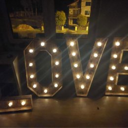 Rustykalny drewniany napis LOVE - Dekoracje świetlne