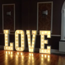 Napis LOVE - Dekoracje świetlne