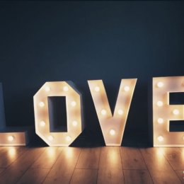Świecący napis LOVE - Dekoracje świetlne