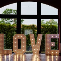 Gigantyczny Napis Love / Gra światła / Atrakcja  - Dekoracje świetlne
