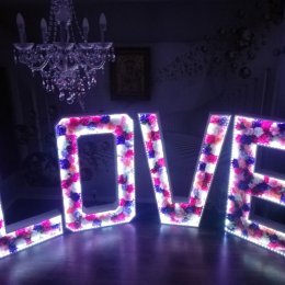 Napis LOVE WYNAJEM - Dekoracje świetlne