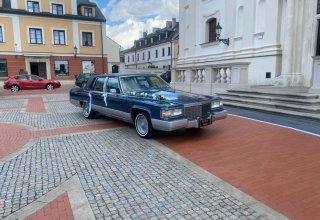 Cadillac Brougham klasyczny samochód do ślubu klimatyzacja