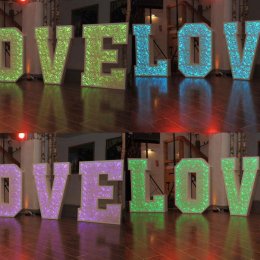 Różnokolorowy napis LOVE LED - Dekoracje sali