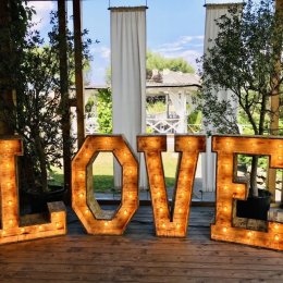 Ścianki weselne, ciężki dym, drewniany napis love, miłość, bańki - Dekoracje sali