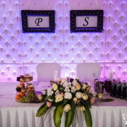 Pikowane ściany,krzesła,kolumny,dekoracje.Glamour - Dekoracje sali