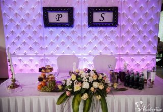 Pikowane ściany,krzesła,kolumny,dekoracje.Glamour