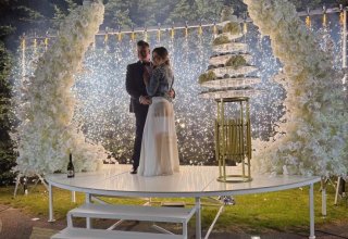 Literkowo oprawa tortu weselnego