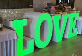 Napis LOVE z Funkcją Stołu Szwedzkiego