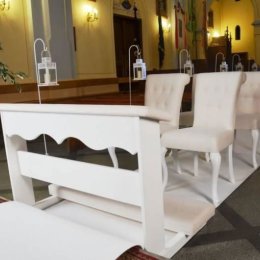 Wypożyczenie białego dywanu, klęcznika i krzeseł ślubnych. - Dekoracje sali