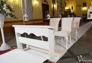 Wypożyczenie białego dywanu, klęcznika i krzeseł ślubnych.