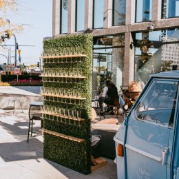 Ścianka na wino musujące na pierwszy toast - Dekoracje sali