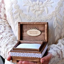 Kuferek na obrączki z serduszkami - PERSONALIZACJA - KOMODA - - Dekoracje sali