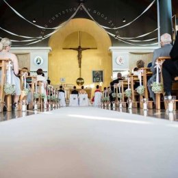 Dywan Biały i Czerwony / Pokrowce na klęczniki i krzesła / Ścianka - Dekoracje sali