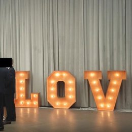 Napis LOVE na wesele - Dekoracje sali