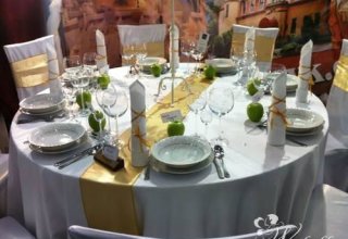 Dekoracje sal, kościołów i pojazdów.