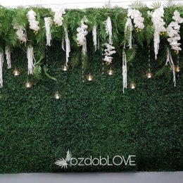 tło za Młodą Parą - ścianki kwiatowe, bukszpanowe,  napis MIŁOŚĆ - Dekoracje sali