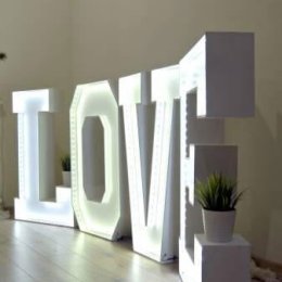 Piękny, świetlisty napis LOVE - Dekoracje sali
