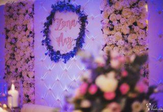 *Biała* pikowana Ścianka Tło z kryształami i kwiatami za Parą Młodych