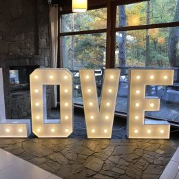 Napis LOVE podświetlany - Dekoracje sali
