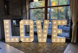 Napis LOVE podświetlany