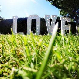 Napis LOVE Ciężki dym - Dekoracje sali