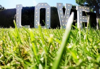 Napis LOVE Ciężki dym