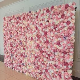 Ścianka kwiatowa tło za Parą Młodą na wesele - Dekoracje sali