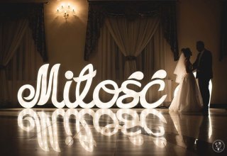 Napis Miłość , Podświetlane serce , Ciężki Dym ( taniec w chmurach )