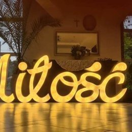 Adrianna de Flors - dekoracje, ciężki dym, podświetlane napisy, - Dekoracje sali