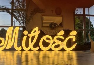 Adrianna de Flors - dekoracje, ciężki dym, podświetlane napisy,