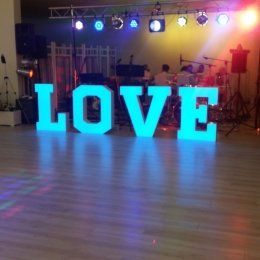 Napisy dekoracyjne Miłość oraz LOVE i candy bar LOVE - Dekoracje sali