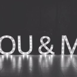 Napis YOU & ME - Dekoracje sali