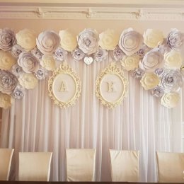 Ścianka z kwiatów papierowych, sztucznych, dekoracje - Dekoracje sali