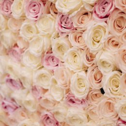 Ścianka kwiatowa na wesele - Dekoracje sali