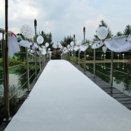 Ślub w plenerze, dekoracje kwiatami, lampionami i innymi artykułami - Dekoracje sali