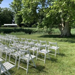 Białe drewniane krzesła na ślub plenerowy girlandy zarowkowe LOVE - Dekoracje sali