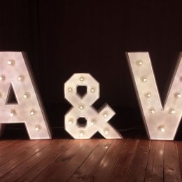 Podświetlane inicjały - Dekoracje sali