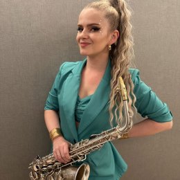Saksofonistka NastyaSax - Oprawa muzyczna