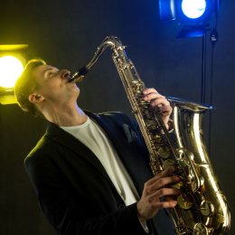 Saxomorphic Saksofonista - Oprawa muzyczna